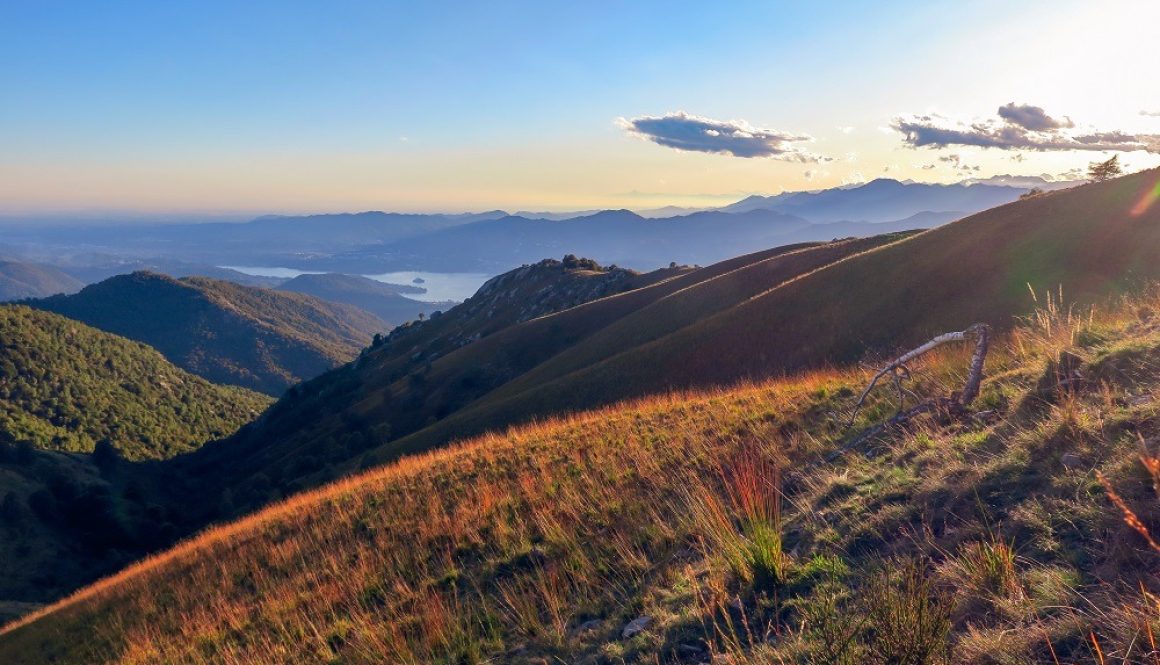 Immagine che mostra le alpi e gli appennini della Lombardia che i turisti possono vedere durante il loro viaggio a bordo del camper e del caravan