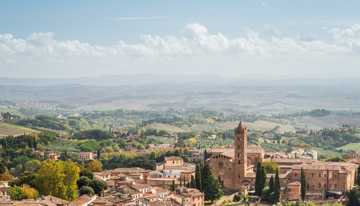 immagine che mostra una città della toscana immersa nel verde, perfetta per i viaggi in camper, caravan, roulotte e campervan