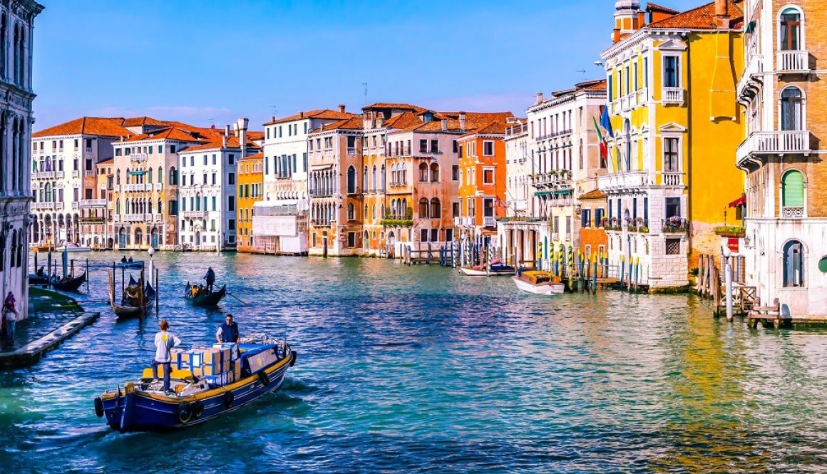 immagine che mostra i canali di venezia in veneto dove i turisti italiani e stranieri con il camper e il caravan visitano