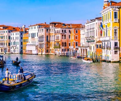 immagine che mostra i canali di venezia in veneto dove i turisti italiani e stranieri con il camper e il caravan visitano